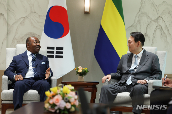 [서울=뉴시스] 윤석열 대통령이 20일 서울 용산 대통령실 청사에서 알리 봉고 온딤바 가봉 대통령과 정상회담을 하고 있다. (사진=대통령실 제공) 2022.07.20. photo@newsis.com