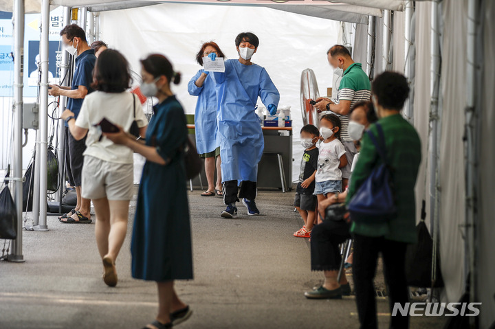 [서울=뉴시스] 정병혁 기자 =  0시 기준 국내 코로나19 신규확진자가 7만6402명으로 집계된 20일 오전 서울 강동구보건소 선별진료소를 찾은 시민들이 검사를 받기 위해 줄 서 있다. 2022.07.20. jhope@newsis.com