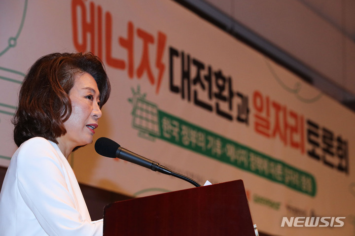 [서울=뉴시스] 권창회 기자 = 20일 오전 서울 중구 한국프레스센터에서 열린 에너지 대전환과 일자리 토론회에서 양이원영 더불어민주당 의원이 축사하고 있다. 2022.07.20. kch0523@newsis.com