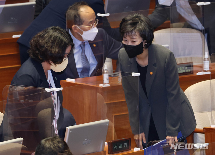 [서울=뉴시스] 김선웅 기자 = 박순애 사회부총리 겸 교육부 장관이 지난 20일 오전 서울 여의도 국회에서 열린 제398회국회(임시회) 제2차 본회의에 참석하며 의원들에게 인사하고 있다. (공동취재사진) 2022.07.21. photo@newsis.com