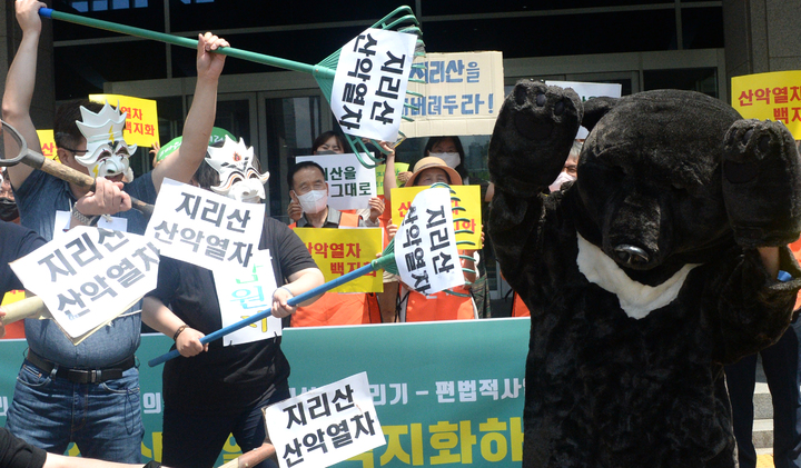 [전주=뉴시스] 김얼 기자 = 지리산산악열차반대대책위원회를 비롯한 관계자들이 20일 전북 전주시 전북도청 현관 앞에서 지리산 산악열차 백지화 촉구 기자회견을 열고 퍼포먼스를 하고 있다. 2022.07.20. pmkeul@newsis.com