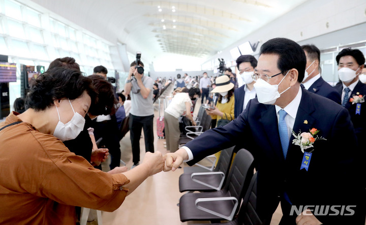 [무안=뉴시스] 김영록 전남도지사가 20일 오전 무안국제공항 출국장에서 제주항공, 무안-다낭 국제선을 탑승하는 출국자들을 환송하고 있다. (사진=전남도 제공) 2022.07.20. photo@newsis.com