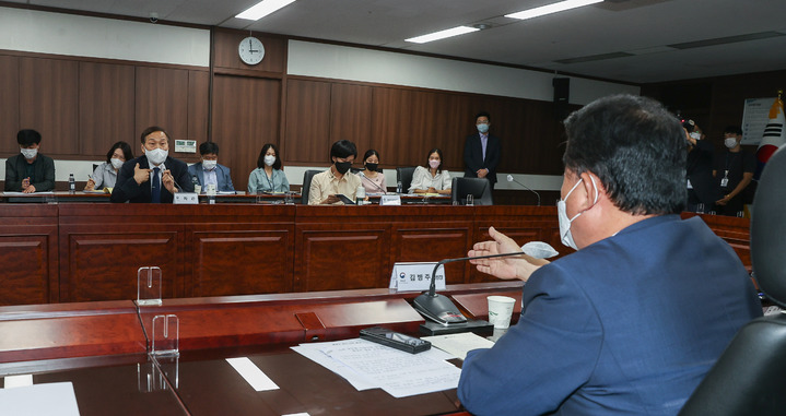 [서울=뉴시스] 국회사진기자단=더불어민주당 서해 공무원 사망사건 TF가 20일 통일부를 방문한 가운데 김병주 TF 위원장과 김기웅 통일부 차관이 언쟁을 벌이고 있다.  2022.07.20. photo@newsis.com