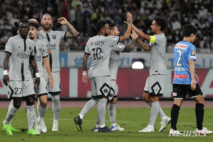 [도쿄=AP/뉴시스]프랑스 프로축구 명문 클럽 파리 생제르맹이 20일 일본 도쿄의 국립경기장에서 일본 J리그의 가와사키 프론탈레와 프리시즌 친선경기를 가졌다.