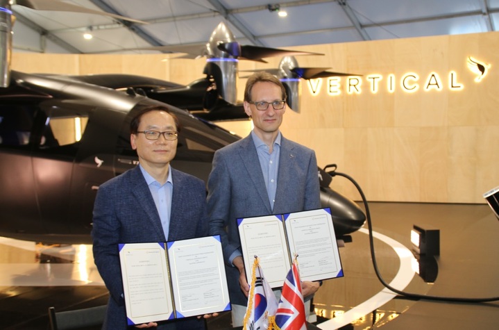 [서울=뉴시스] 20일(현지시간) 영국 런던에서 열린 판버러 에어쇼에서 한화에어로스페이스 신현우 사장(왼쪽)과 버티컬 에어로스페이스 마이클세르벤카(Michael Cervenka) 사장이 공동협력의향서 체결 직후 버티컬사의 VX4 기체 앞에서 기념 촬영을 하고 있다. (사진=한화에어로스페이스 제공) *재판매 및 DB 금지