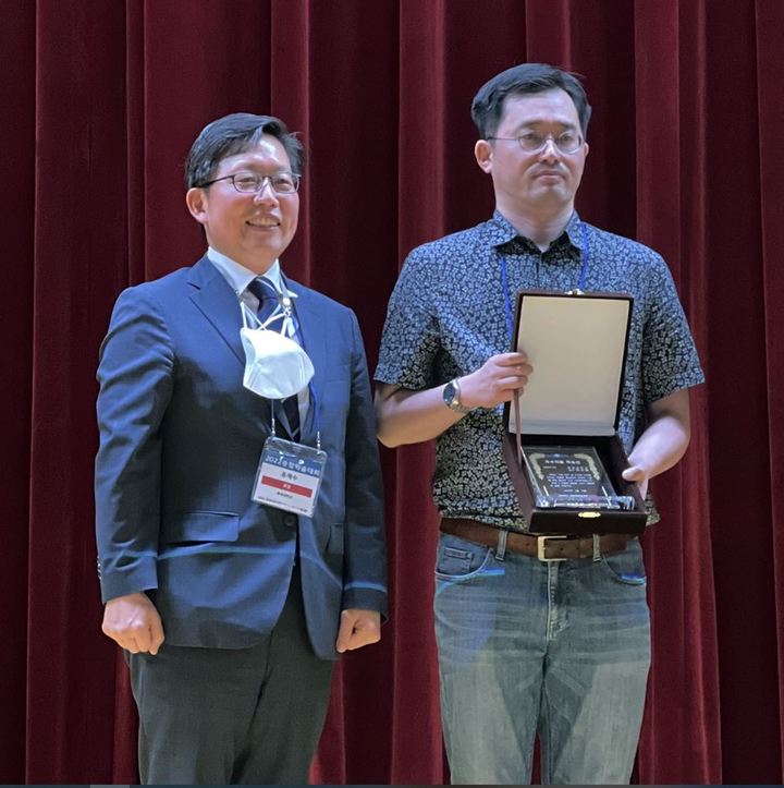 배재대 아트앤웹툰학부 산업디자인전공 최규한 교수가 ‘KOCON 2022 국제디지털디자인 초대전’에서 우수작품 학술상을 받았다.(사진=배재대학교 제공) *재판매 및 DB 금지