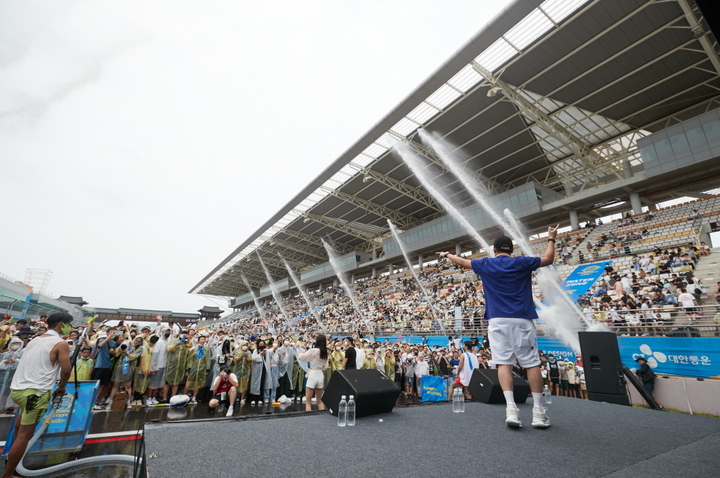 [서울=뉴시스]전라남도 영암의 KIC F1서킷 특설 무대에서 펼쳐진 축하공연과 워터쇼.(사진=슈퍼레이스 제공) *재판매 및 DB 금지