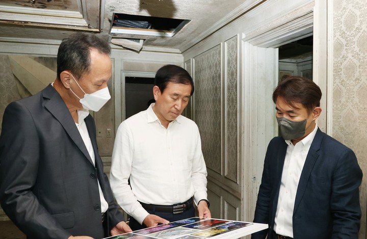 수안보와이키키 리모델링 현장 방문한 조길형(가운데) 충주시장 *재판매 및 DB 금지