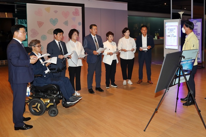 [익산=뉴시스] 강명수 기자 =전북 익산시의회 기획행정위원회가 21일 왕궁 보석박물관을 찾아 리뉴얼사업에 관한 설명을 듣고 있다. (사진 =익산시의회 제공) 2022.07.21. photo@newsis.com *재판매 및 DB 금지