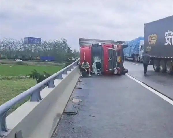 [서울=뉴시스]중국 동부 장쑤성 롄윈강에서 20일 회오리바람으로 1명이 숨지고 26명이 다쳤다. 회오리바람으로 도로에 화물차 등이 전복된 모습. <사진출처: 웨이보> 2022.07.21