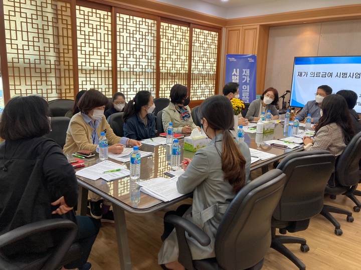 [포항=뉴시스] 강진구 기자 = 경북 포항시는 보건복지부에서 공모한 ‘재가의료급여 시범사업’에 도내에서 유일하게 선정돼 큰 성과를 거두고 있다고 21일 밝혔다. 사진은 재가의료급여 시범사업 사례회의.(사진=포항시 제공) 2022.07.21.photo@newsis.com  *재판매 및 DB 금지