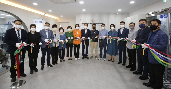 [울산=뉴시스] 박수지 기자 =울산시 북구발달장애인평생교육센터가 21일 북구 연암동 신화프라자 5층에 문을 연 가운데 개소식에서 박천동 북구청장과 강진희 북구의회 의장과 북구의회 의원, 센터 관계자 등이 개소 기념 테이프를 자르고 있다. 2022.07.21. (사진=북구 제공) photo@newsis.com *재판매 및 DB 금지