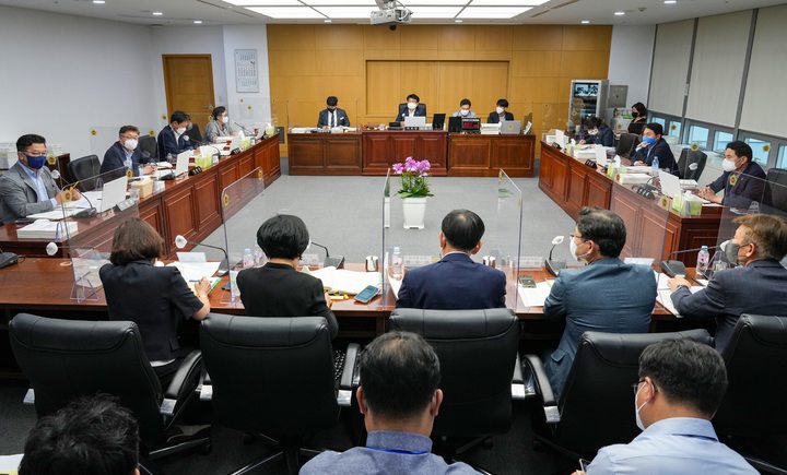 [전주=뉴시스] 전북도의회 교육위원회는 21일 열린 제393회 임시회 제3차 회의에서 도교육청 직속기관인 7개 원과 6개 교육문화회관의 2022년 하반기 업무보고를 청취했다. 2022.07.21 (사진= 전라북도의회 제공) *재판매 및 DB 금지