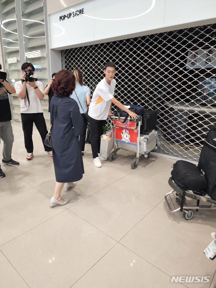 [인천공항=뉴시스] 김희준 기자 = 21일 귀국한 우상혁과 어머니 송민선씨. 2022.07.21jinxijun@newsis.com