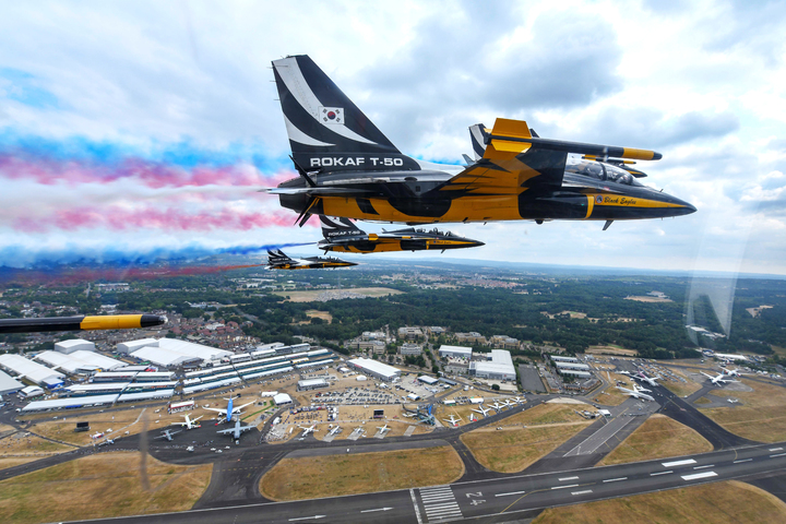 [서울=뉴시스] 18일부터 20일까지 영국 판보로 공항에서 열린 '판보로 에어쇼(Farnborough International airshow)'에서 대한민국 공군 특수비행팀 블랙이글스가 '플라이 바이(Fly-by)' 편대비행을 선보이고 있다. (사진=공군 제공) 2022.07.21. photo@newsis.com *재판매 및 DB 금지