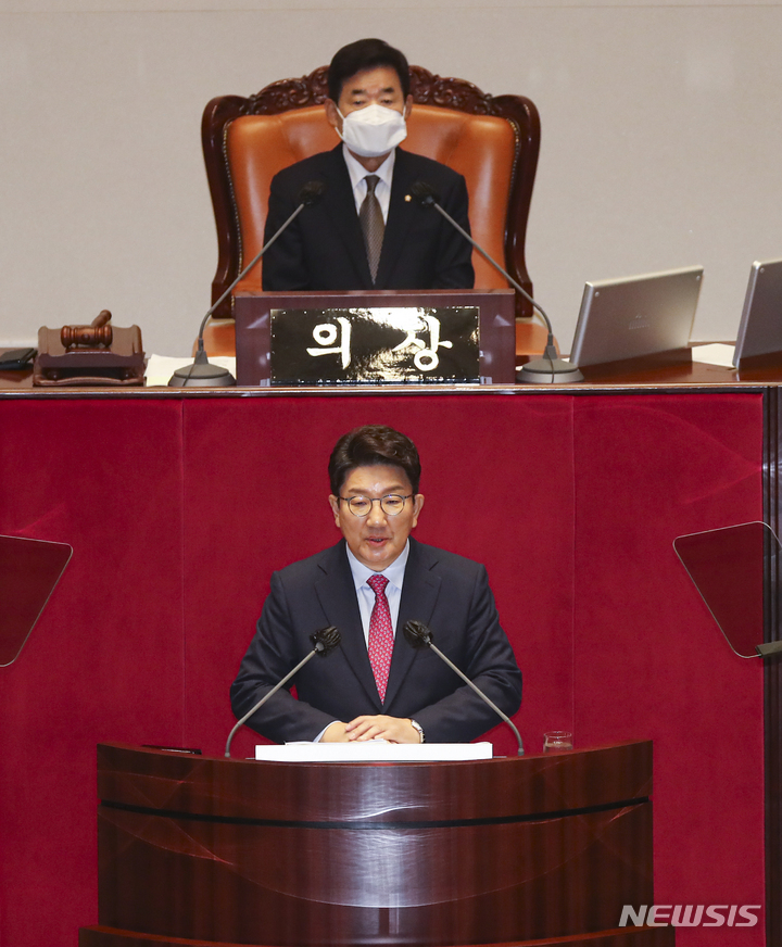 [서울=뉴시스] 김선웅 기자 = 권성동 국민의힘 당대표 직무대행 겸 원내대표가 21일 서울 여의도 국회에서 열린 본회의에서 교섭단체 대표연설을 하고 있다. (공동취재사진) 2022.07.21. photo@newsis.com