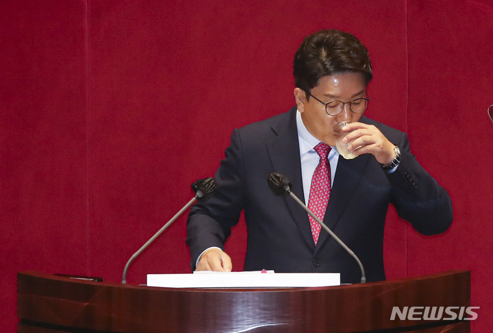 [서울=뉴시스] 김선웅 기자 = 권성동 국민의힘 당대표 직무대행 겸 원내대표가 21일 서울 여의도 국회에서 열린 본회의에서 교섭단체 대표연설 시작 전 물을 마시고 있다. (공동취재사진) 2022.07.21. photo@newsis.com