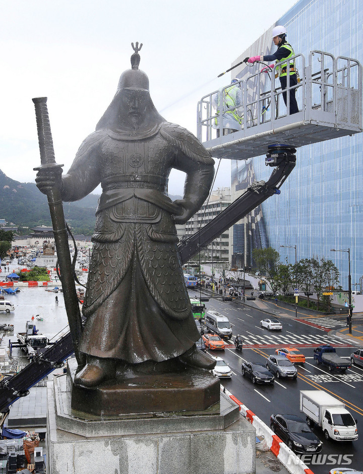 [서울=뉴시스] 고승민 기자 = 서울시 관계자들이 지난해 7월21일 서울 광화문광장에서 이순신 장군 동상을 세척하고 있다. (공동취재사진) 2022.07.21. photo@newsis.com