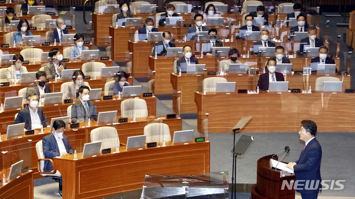 [서울=뉴시스] 김선웅 기자 = 권성동 국민의힘 대표 직무대행 겸 원내대표가 21일 서울 여의도 국회에서 열린 제398회 국회(임시회) 제3차 본회의에서 교섭단체 대표연설을 하고있다. (공동취재사진) 2022.07.21. photo@newsis.com