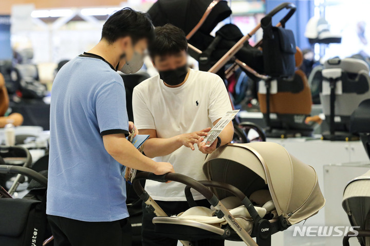 [서울=뉴시스] 권창회 기자 = 지난 7월21일 오전 서울 강남구 코엑스에서 열린 글로벌 베이비 페어를 찾은 시민들이 육아용품을 살펴보고 있다. 2022.07.21. kch0523@newsis.com
