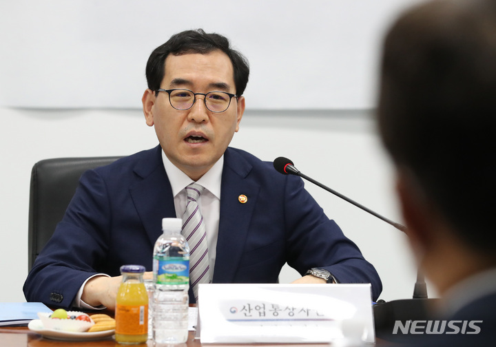 [화성=뉴시스] 김진아 기자 = 이창양 산업통상자원부 장관이 21일 경기 화성시 동진쎄미켐 발안공장에서 열린 반도체 산학협력 4대 인프라 구축 협약식 및 간담회에서 발언하고 있다. 2022.07.21. bluesoda@newsis.com