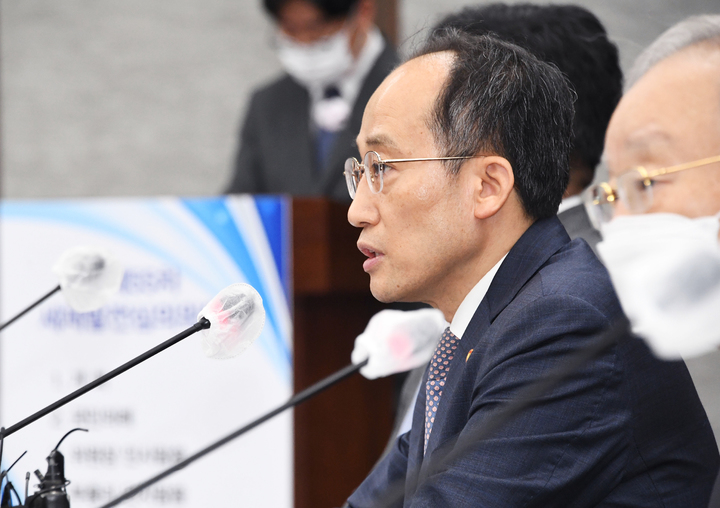 [서울=뉴시스] 추경호 부총리 겸 기획재정부 장관이 21일 서울 중구 은행연합회에서 열린 '제55차 세제발전심의위원회'에 참석해 모두발언을 하고 있다. (사진=기획재정부 제공) 2022.07.21. photo@newsis.com *재판매 및 DB 금지