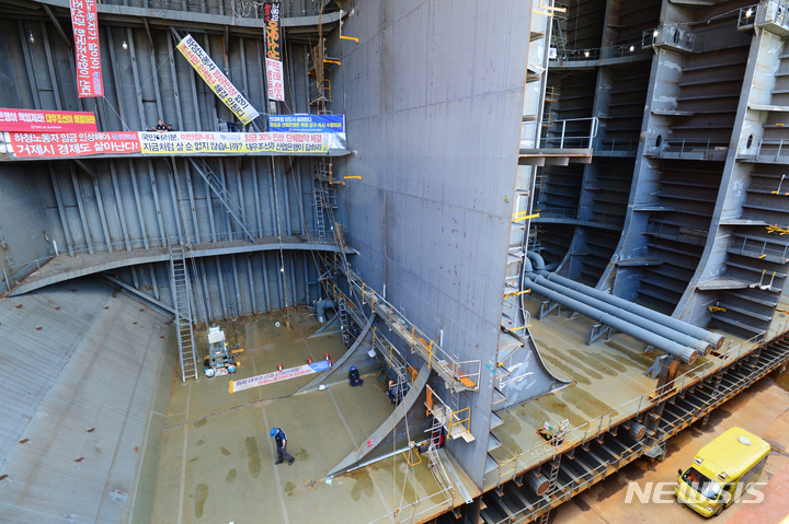 [거제=뉴시스] 차용현 기자 = 지난 7월21일 오후 금속노조 거제통영고성 조선하청지회가 경남 거제시 대우조선해양 1도크를 점거한 채 농성을 이어가고 있다. 2022.07.21. con@newsis.com