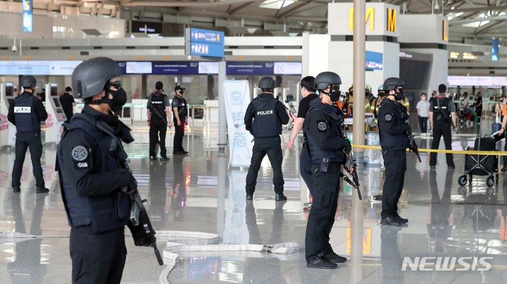 [인천공항=뉴시스] 이영환 기자 = 21일 오후 인천국제공항 제1여객터미널 3층 출국장에서 폭발물테러 상황을 가정한 2022년 인천국제공항 대테러 종합훈련이 진행되고 있다. 2022.07.21. 20hwan@newsis.com