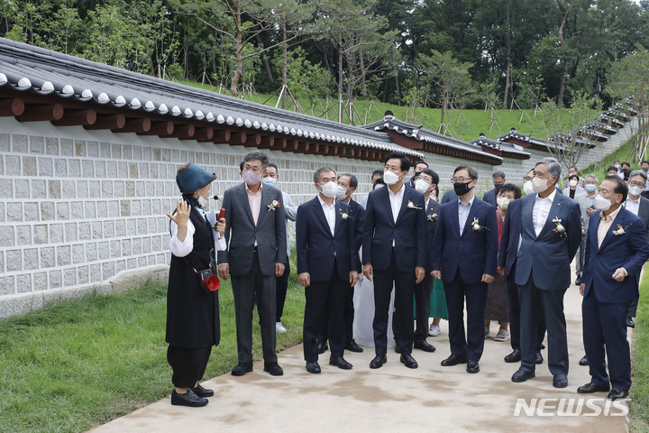 [서울=뉴시스] 최동준 기자 = 21일 서울 창경궁-종묘 연결 역사복원 공간 현장에서 열린 시민개방 행사에서 오세훈 서울시장, 김현기 서울시의회 의장, 최재형 국민의힘 의원, 최응천 문화재청장 등 참석자들이 복원된 궁궐담장 길 설명을 듣고 있다. 2022.07.21. photocdj@newsis.com