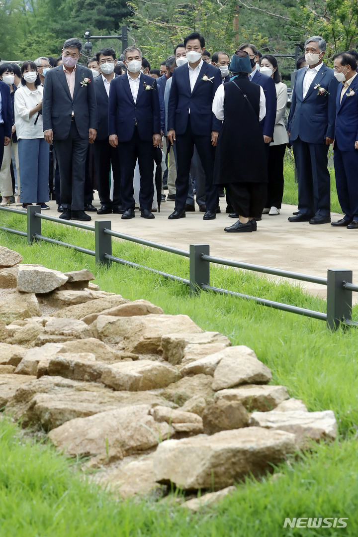 [서울=뉴시스] 최동준 기자 = 21일 서울 창경궁-종묘 연결 역사복원 공간 현장에서 열린 시민개방 행사에서 오세훈 서울시장, 김현기 서울시의회 의장, 최재형 국민의힘 의원, 최응천 문화재청장 등 참석자들이 복원된 종묘 북쪽 담장 유구 설명을 듣고 있다. 2022.07.21. photocdj@newsis.com