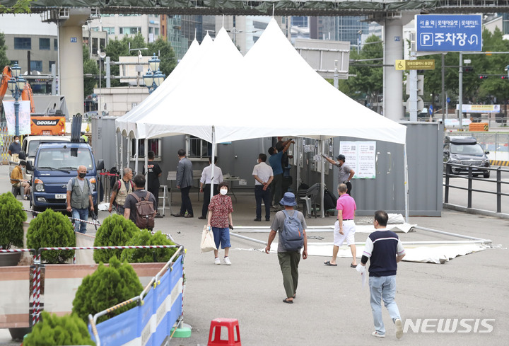 [서울=뉴시스] 김근수 기자 = 지난 21일 오후 서울역 앞에 관계자들이 코로나19 임시선별검사소를 설치하고 있다.  2022.07.21. ks@newsis.com