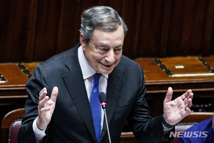 [로마=AP/뉴시스]마리오 드라기 이탈리아 총리가 21일 로마의 의회에서 연설하고 있다. 드라기 총리는 이날 주요 연정 파트너들이 신임투표를 거부하자 결국 사임했다. 2022.07.21