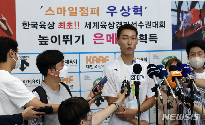 [인천공항=뉴시스] 이영환 기자 = 2022 세계육상선수권대회 남자 높이뛰기 결선에서 은메달을 획득한 우상혁이 21일 오후 인천국제공항 제2여객터미널을 통해 귀국해 인터뷰를 하고 있다. 2022.07.21. 20hwan@newsis.com