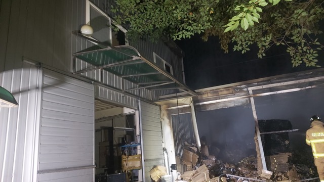 [부산=뉴시스] 21일 오후 부산 부산진구의 한 신발 제조 공장에서 원인이 밝혀지지 않은 불이 났다. (사진=부산경찰청 제공)&nbsp; *재판매 및 DB 금지