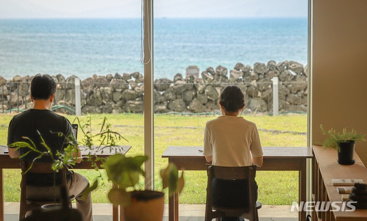 [서울=뉴시스] 워케이션 모습. 사진은 기사와 직접 관련 없습니다. (사진=컬쳐히어로 제공) 2022.07.22. photo@newsis.com