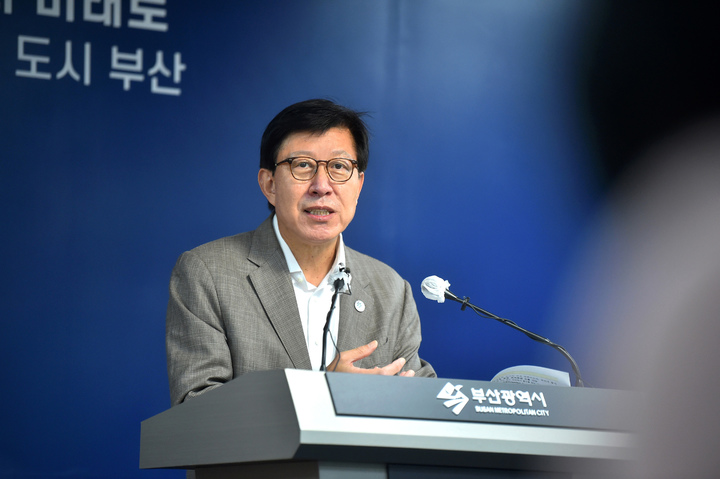 [부산=뉴시스] 박형준 부산시장이 22일 오전 시청 브리핑룸에서 IBM과의 업무협약을 통해 양자컴퓨팅 생태계를 조성해 나가겠다고 발표했다.(사진=부산시 제공) *재판매 및 DB 금지