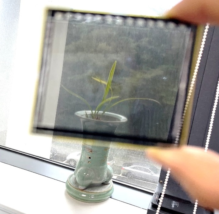 ▲'무기소재(CIGS) 화합물 박막소재'를 이용한 투광형 태양전지 (사진=한국과학기술연구원 제공)