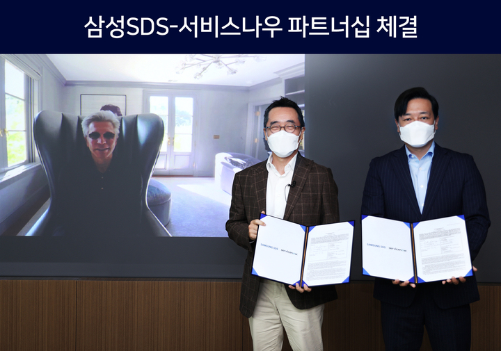 황성우 삼성SDS 대표(가운데)와 빌 맥더멋 서비스나우 CEO(좌측), 김규하 서비스나우 한국대표(우측)가 2021년 6월 29일 삼성SDS 잠실캠퍼스에서 클라우드 기반 디지털 트랜스포메이션사업 확대를 위한 전략적 파트너십을 체결했다. (사진=삼성SDS 제공) *재판매 및 DB 금지