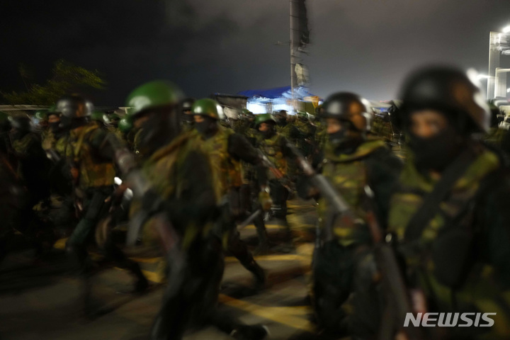 [콜롬보(스리랑카)=AP/뉴시스]스리랑카 경찰특공대가 22일 밤(현지시간) 콜롬보의 대통령궁 앞에서 시위를 벌이던 반정부 시위대 캠프를 급습, 텐트 철거에 나서고 있다. 2022.7.22