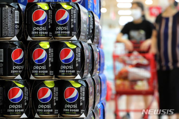 [서울=뉴시스] 백동현 기자 = 서울 시내 한 대형마트에 펩시 제로슈거 라임이 진열돼 있다. 2022.07.22. livertrent@newsis.com
