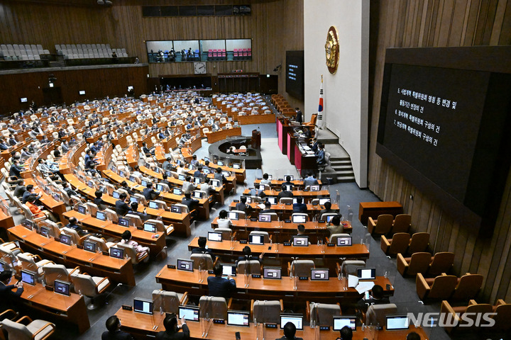 [서울=뉴시스] 최진석 기자 = 김진표 국회의장이 22일 오후 서울 여의도 국회에서 열린 제398회 국회(임시회) 제04차 본회의에서 사법개혁특별위원회 명칭 등 변경, 정치개혁특별위·연금개혁특별위원회 구성결의안을 상정하고 있다. (공동취재사진) 2022.07.22. photo@newsis.com