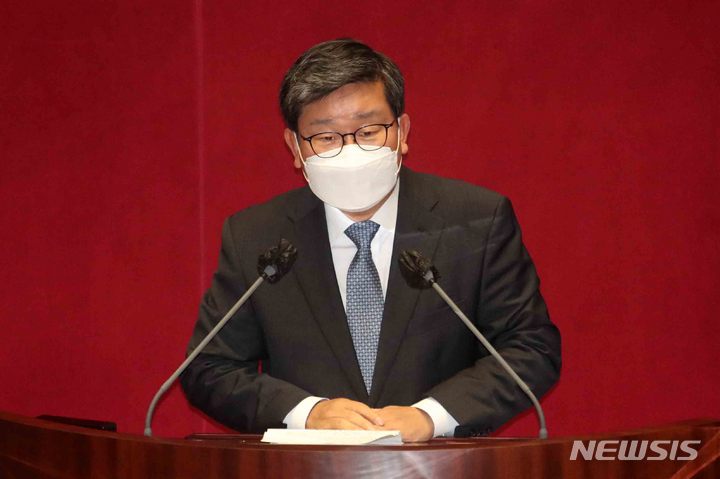 [서울=뉴시스] 김선웅 기자 = 국회 환경노동위원장으로 선출된 전해철 의원이 22일 서울 여의도 국회에서 열린 본회의에서 당선인사를 하고 있다. 2022.07.22. mangusta@newsis.com