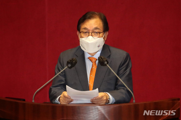 [서울=뉴시스] 김선웅 기자 = 국회 행정안전위원장으로 선출된 이채익 의원이 지난 22일 서울 여의도 국회에서 열린 본회의에서 당선인사를 하고 있다. 2022.07.22. mangusta@newsis.com