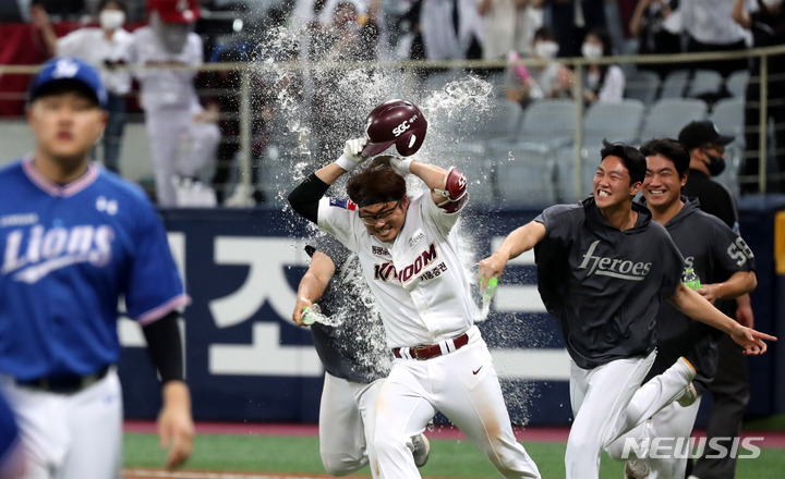[서울=뉴시스] 추상철 기자 = 22일 오후 서울 구로구 고척스카이돔에서 열린 '2022 KBO리그' 삼성라이온즈와 키움히어로즈의 경기. 연장 11회말 2아웃 1,2루 상황에서 키움 이지영이 끝내기 안타를 때린 후 동료로 부터 축하를 받고 있다. 2022.07.22. scchoo@newsis.com