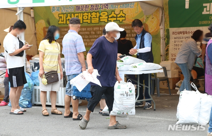 [괴산=뉴시스] 강신욱 기자 = 23일 충북 괴산군 괴산읍에서 열린 '2022 괴산대학찰옥수수축제 콘츄리페스티벌'에서 소비자들이 옥수수를 구매하고 있다. 2022.07.23. ksw64@newsis.com