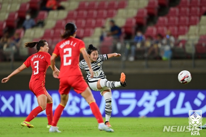 [서울=뉴시스]여자축구 최유리 오른발 선제골. (사진=대한축구협회 제공)