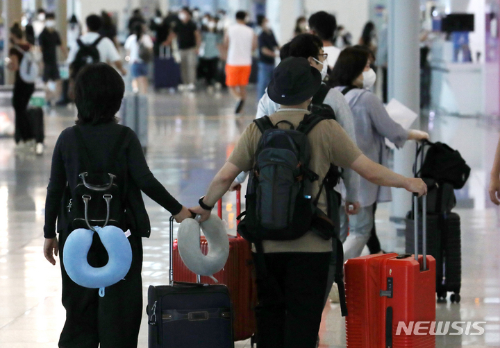 [인천공항=뉴시스] 조성우 기자 = 지난달 23일 오전 인천국제공항 제1여객터미널 출국장에서 승객들이 붐비고 있다. 2022.09.03. xconfind@newsis.com