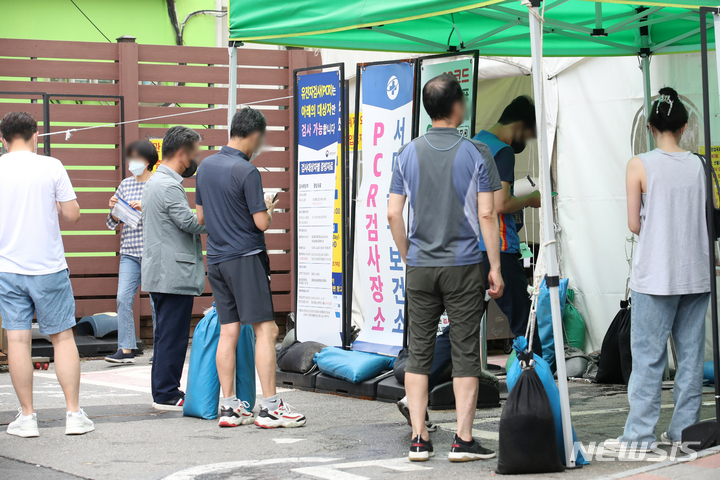 [서울=뉴시스] 조성우 기자 = 코로나19 신규 확진자가 6만8851명으로 집계된 23일 서울 서대문구 보건소 선별진료소에서 시민들이 검사를 받기 위해 대기하고 있다. 2022.07.23. xconfind@newsis.com