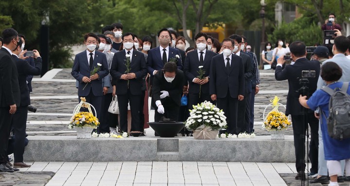 [서울=뉴시스] 전진환 기자 = 더불어민주당 대표 선거에 출마한 이재명 의원이 23일 오전 경남 김해시 진영읍 봉하마을 고(故) 노무현 전 대통령 묘역을 찾아 참배하고 있다. (사진=이재명의원실 제공) 2022.07.23.  photo@newsis.com *재판매 및 DB 금지