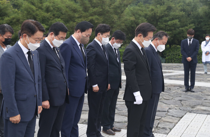 [서울=뉴시스] 전진환 기자 = 더불어민주당 대표 선거에 출마한 이재명 의원이 23일 오전 경남 김해시 진영읍 봉하마을 고(故) 노무현 전 대통령 묘역을 찾아 참배하고 있다. (사진=이재명의원실 제공) 2022.07.23.  photo@newsis.com *재판매 및 DB 금지